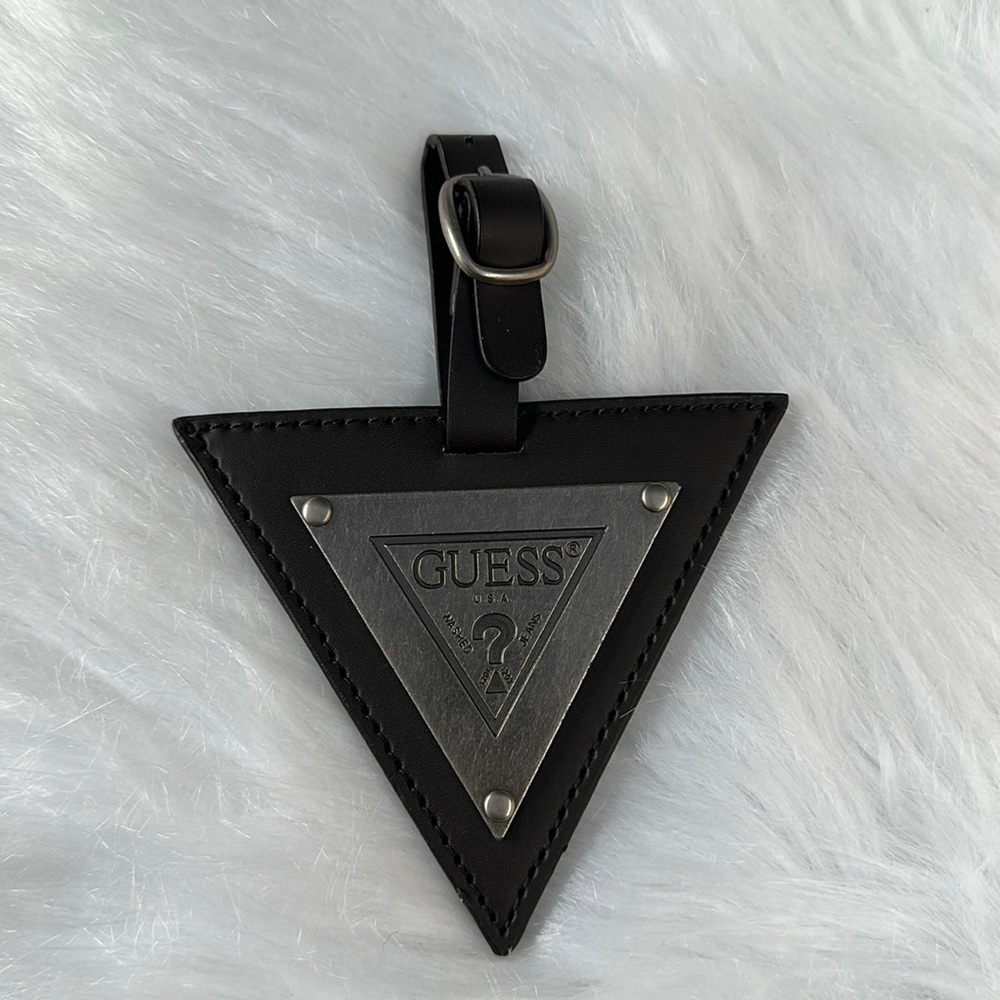 New GUESS Triangle Key Ring - Picture 1 of 4